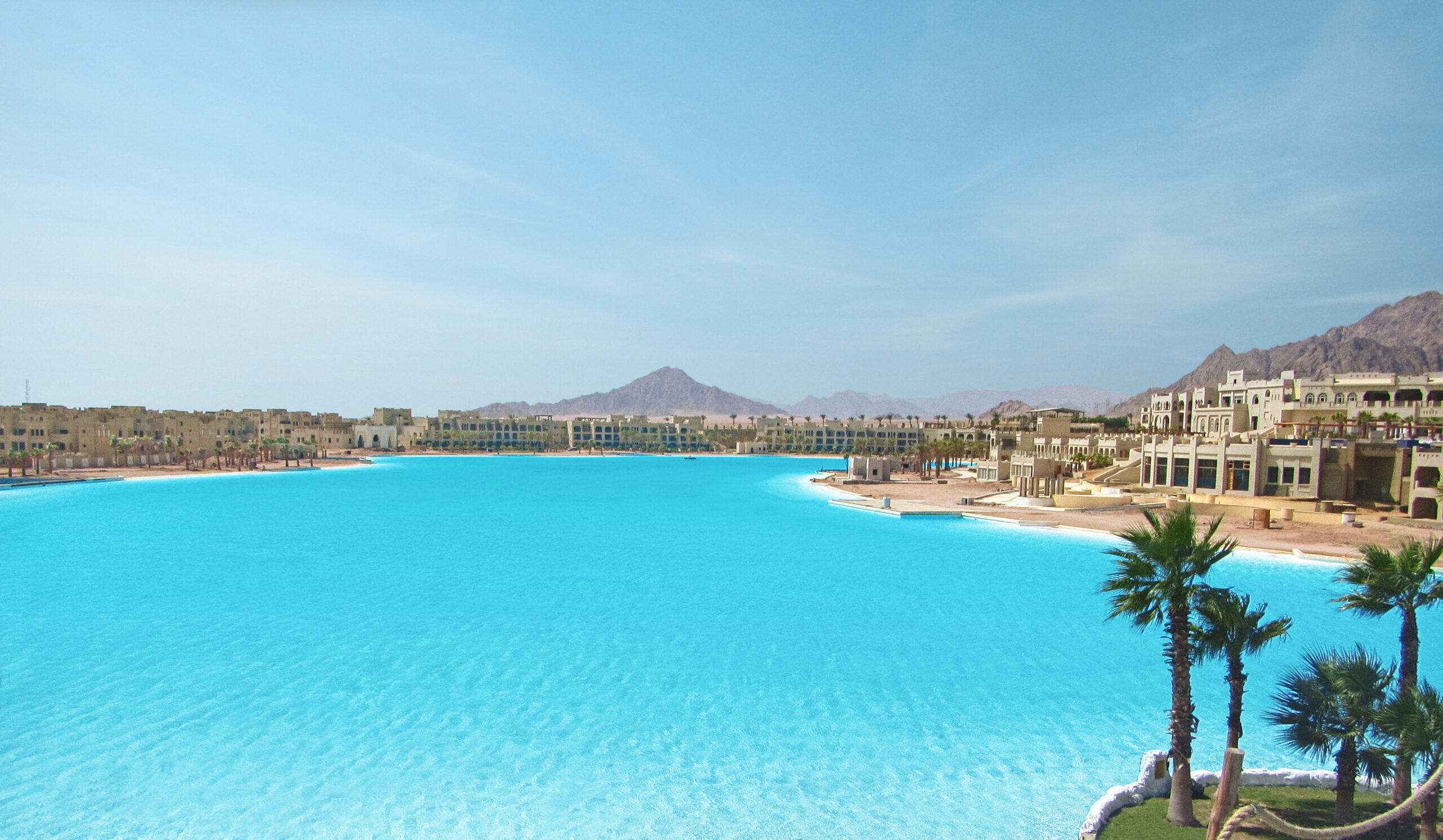 11.29 hectares of crystalline water in the middle of the desert